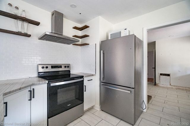 22806 Carleton Avenue, Southfield, MI 48033
