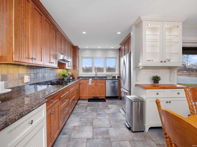 0575 E 635 S, Wolcottville, IN 46795