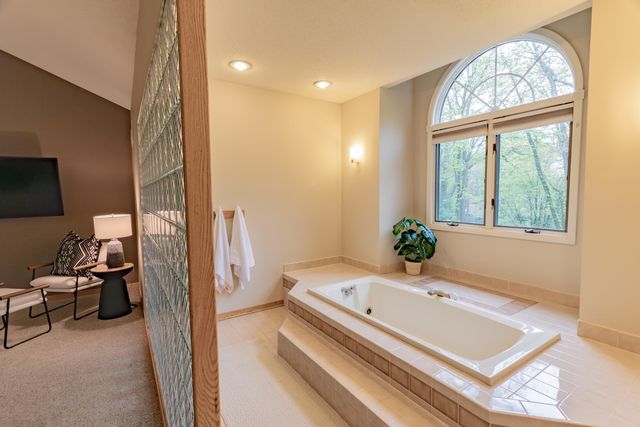 7170 Hawthorn Valley Avenue, Oshtemo Twp, MI 49009