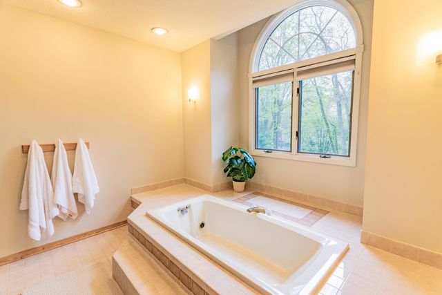7170 Hawthorn Valley Avenue, Oshtemo Twp, MI 49009