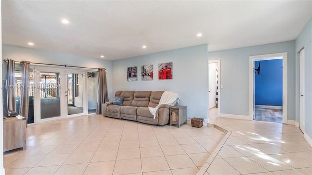 9501 NW 8th St, Pembroke Pines, FL 33024