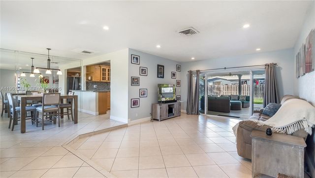 9501 NW 8th St, Pembroke Pines, FL 33024