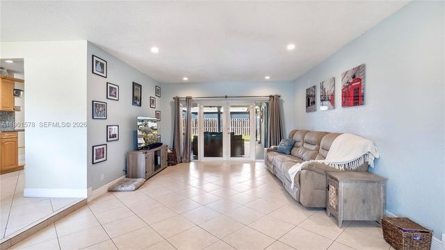 9501 NW 8th St, Pembroke Pines, FL 33024