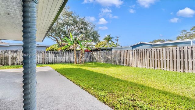 9501 NW 8th St, Pembroke Pines, FL 33024