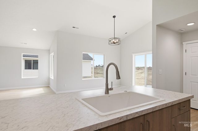 3849 E White Plains St, Nampa, ID 83686