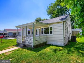 3 HONEYCOMB RD, Middle River, MD 21220