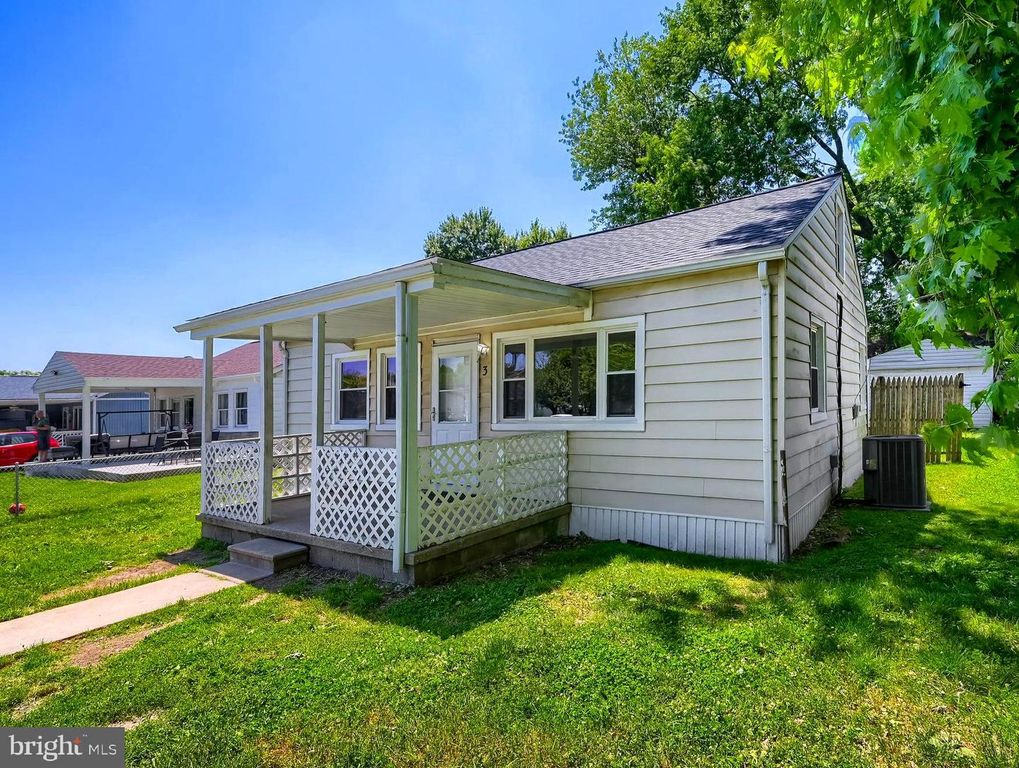 3 HONEYCOMB RD, Middle River, MD 21220
