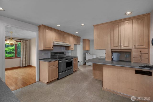 10323 48th Avenue NE, Seattle, WA 98125