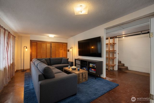 10323 48th Avenue NE, Seattle, WA 98125