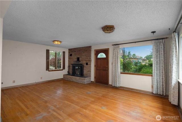 10323 48th Avenue NE, Seattle, WA 98125