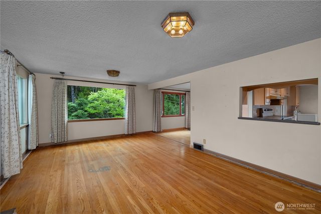 10323 48th Avenue NE, Seattle, WA 98125