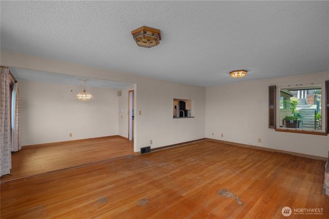 10323 48th Avenue NE, Seattle, WA 98125