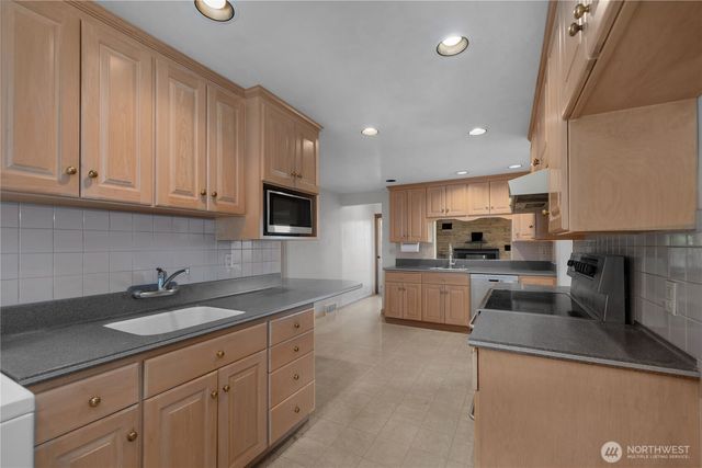 10323 48th Avenue NE, Seattle, WA 98125