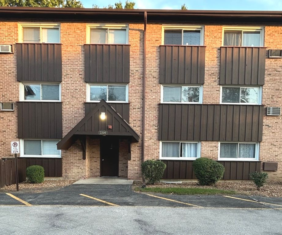 2209 Arbor Circle 25, Downers Grove, IL 60515
