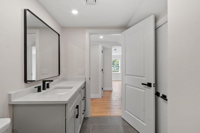 11 Hovey St, Woburn, MA 01801