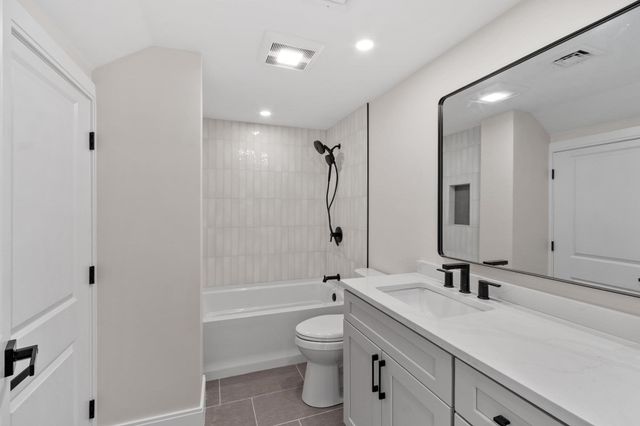 11 Hovey St, Woburn, MA 01801