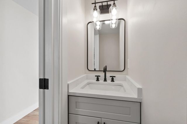 11 Hovey St, Woburn, MA 01801