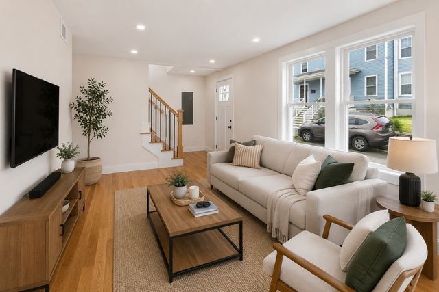 11 Hovey St, Woburn, MA 01801