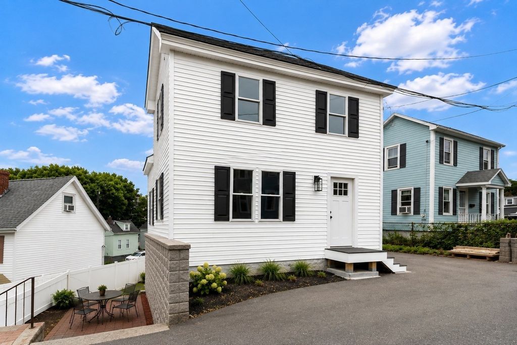 11 Hovey St, Woburn, MA 01801