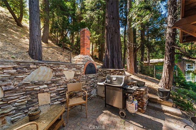 24599 Geneva Dr, Crestline, CA 92325