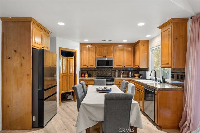 24599 Geneva Dr, Crestline, CA 92325