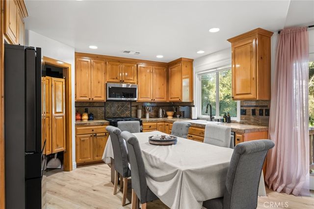 24599 Geneva Dr, Crestline, CA 92325