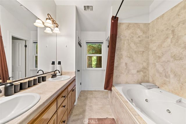 24599 Geneva Dr, Crestline, CA 92325
