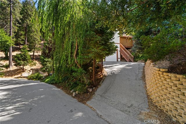 24599 Geneva Dr, Crestline, CA 92325