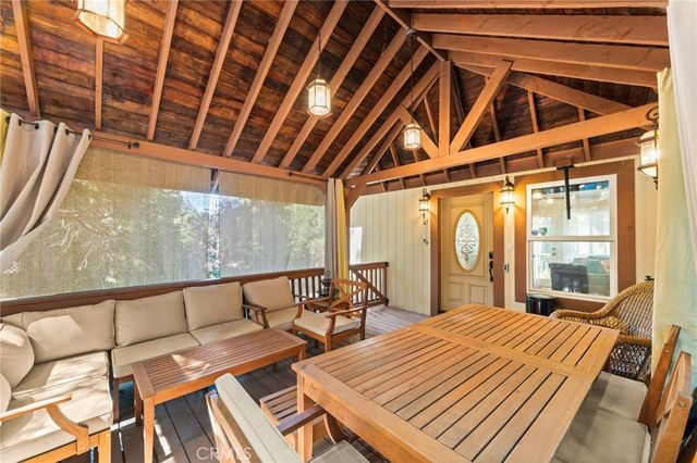 24599 Geneva Dr, Crestline, CA 92325