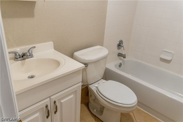 4627 Bayshore DR I-4, Naples, FL 34112