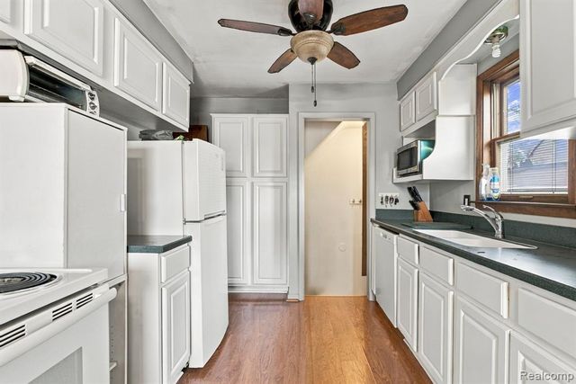 9864 Niver Avenue, Allen Park, MI 48101