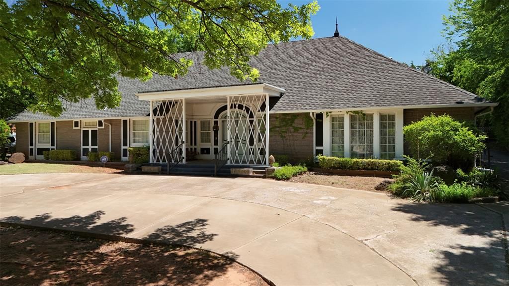 Image 1 of property listing at 7104 Brentwood Road, Nichols Hills, OK 73116