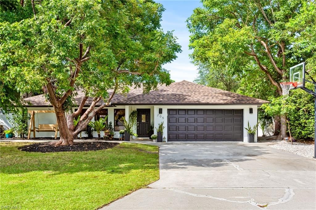 205 Madison DR, Naples, FL 34110