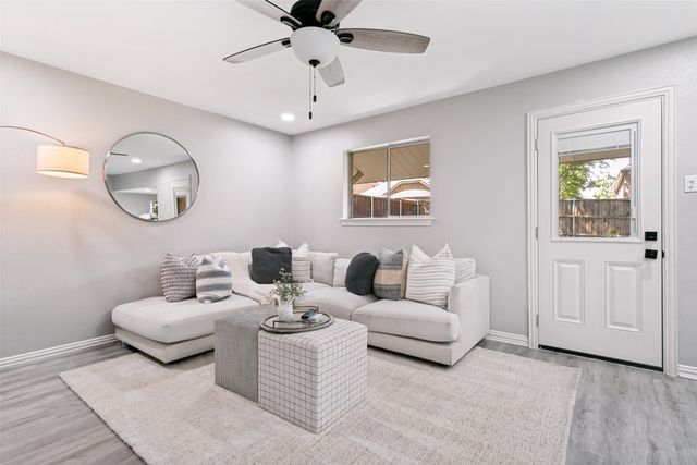 1028 Meadowbrook Drive, Grapevine, TX 76051