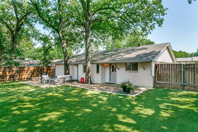1028 Meadowbrook Drive, Grapevine, TX 76051