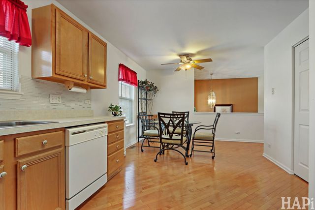 1167 N Oakwood Drive 32-3, Fox Lake, IL 60020