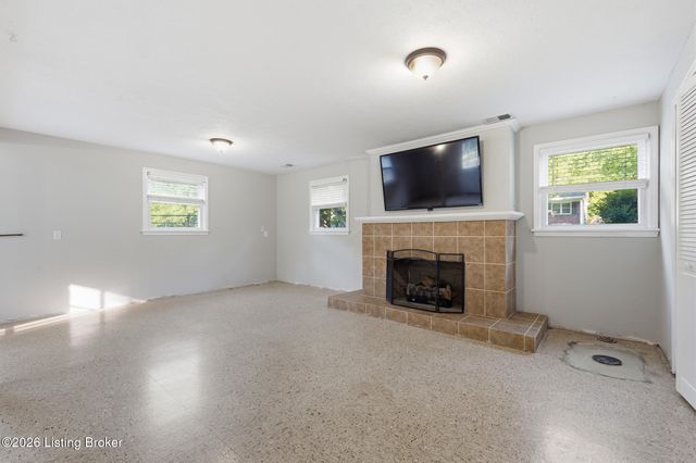 7621 Greenfield Ave, Louisville, KY 40214