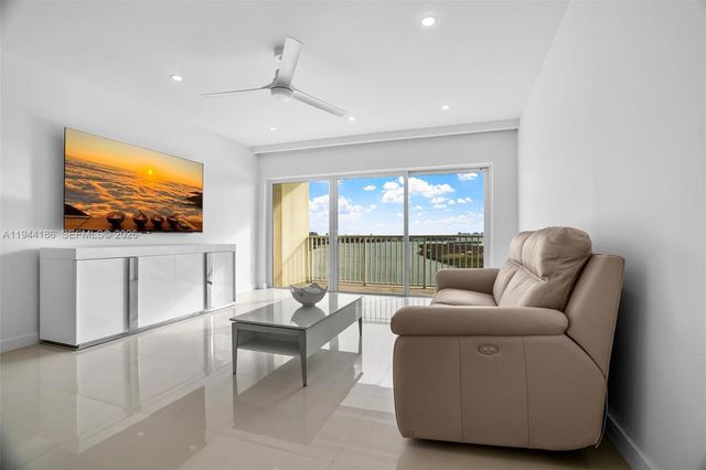 300 Bayview Dr 2108, Sunny Isles Beach, FL 33160