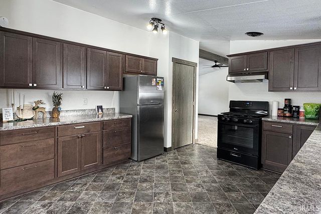 14483 County Road 8, Middlebury, IN 46540