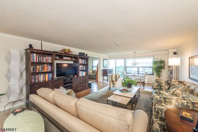 2 Claridge Dr 8HW, Verona Twp., NJ 07044