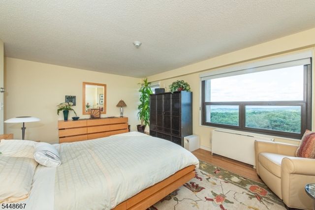 2 Claridge Dr 8HW, Verona Twp., NJ 07044