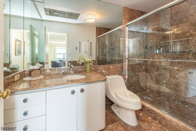2 Claridge Dr 8HW, Verona Twp., NJ 07044
