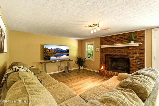 5121 McGregor Dr, La Grange, KY 40031