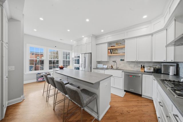 1532 W Oakdale Avenue, Chicago, IL 60657