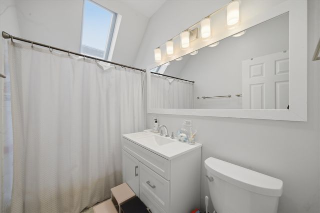 1532 W Oakdale Avenue, Chicago, IL 60657