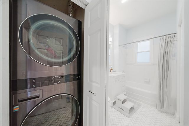 1532 W Oakdale Avenue, Chicago, IL 60657