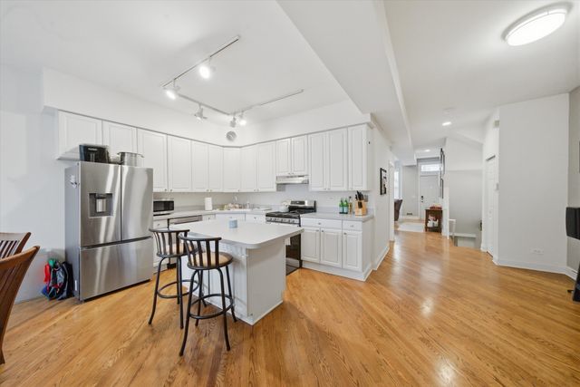 1532 W Oakdale Avenue, Chicago, IL 60657