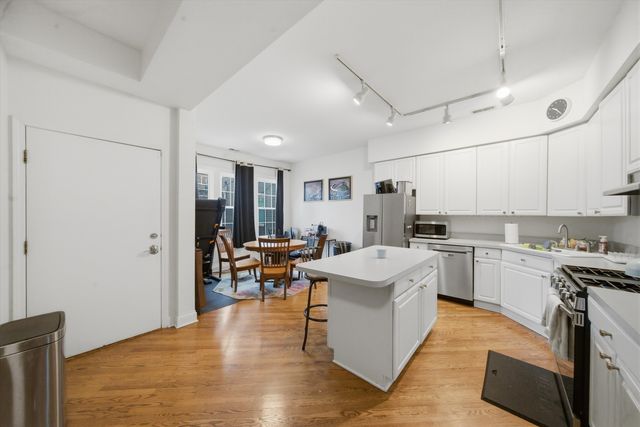 1532 W Oakdale Avenue, Chicago, IL 60657