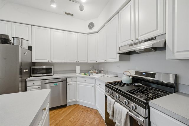 1532 W Oakdale Avenue, Chicago, IL 60657