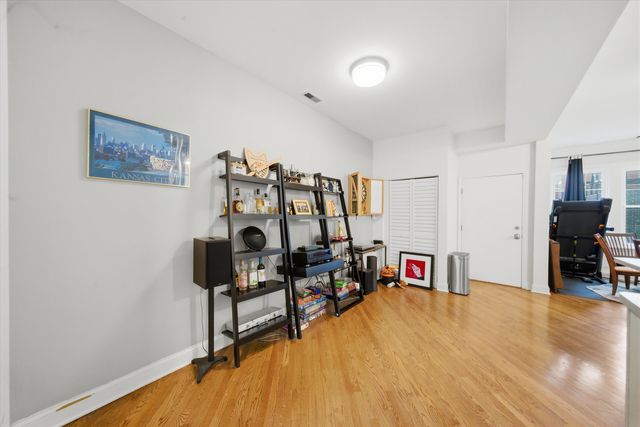 1532 W Oakdale Avenue, Chicago, IL 60657